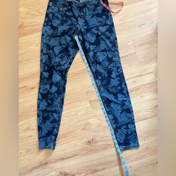 HUE denim floral jeggings size small - Picture 7 of 10